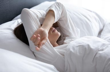 إذا كنت تعاني اضطرابات النوم خلال الجائحة وبعدها أو ازدادت لديك رؤية الكوابيس فاعلم أنك لست وحيدًا. لماذا يؤثر كوفيد-19 في النوم؟