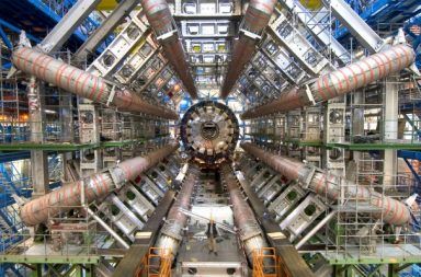 فيما يستخدم مصادم الهدرونات الكبير مم يتكون مصادم الهدرونات الكبير تصادم الجسيمات في سيرن مختبر سيرن ألغاز الكون الانفجار العظيم