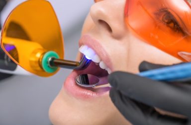 ما أنماط العلاجات التي يستخدم بعض أطباء الأسنان الليزر فيها؟ كيف يعمل الليزر في طب الأسنان؟ استخدامات الليزر في طب الأسنان