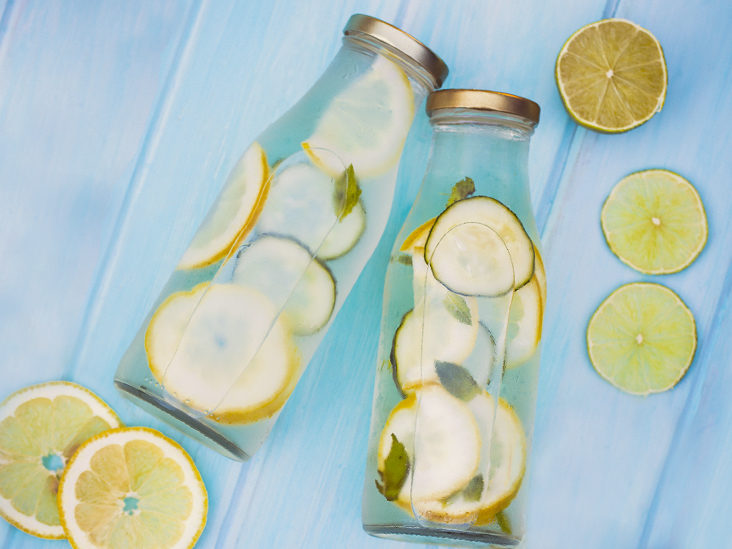 هل يزيل ماء الليمون السموم أو ينشط الجسم؟ وهل يؤثر في الجسم بطرق أخرى؟