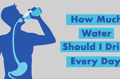كم لترًا من الماء يجب أن أشرب يوميًا - شرب كمية كافية منه لتعويض ما يخسره عند التبول والتعرق - كمية الماء التي يجب أن تشربها يوميًا