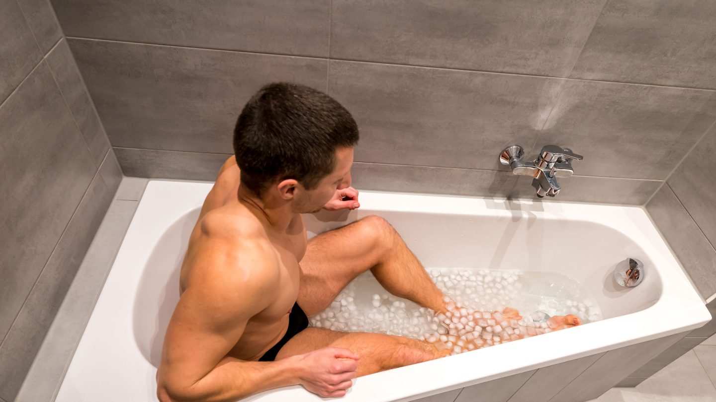 العلاج بالماء البارد من استحمام وسباحة قد يضر أكثر مما ينفع