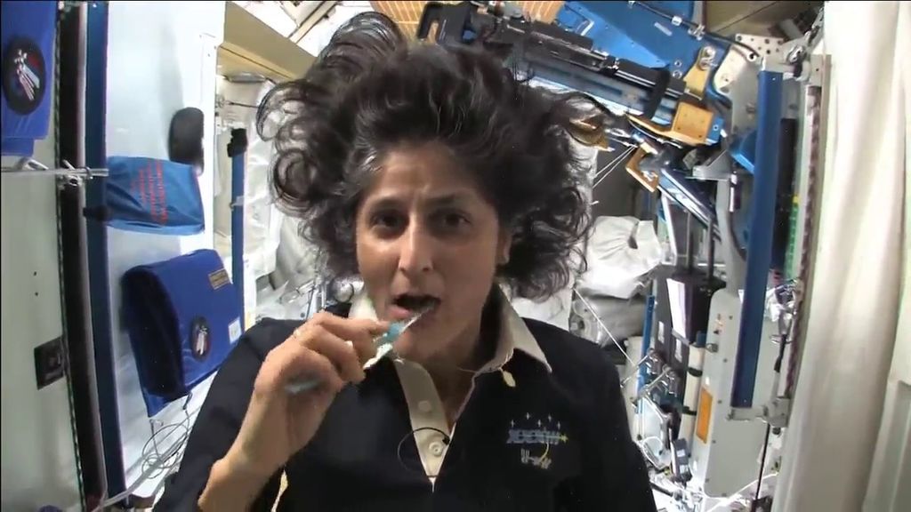 كيف يحافظ رواد الفضاء على نظافة أسنانهم ؟