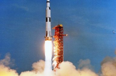 وِضع فيه غبار القمر هذا -الذي جمعه رائد الفضاء نيل أرمسترونغ خلال رحلة أبولو 11- في مزادٍ علني - غبار القمر للبيع في مزاد علني