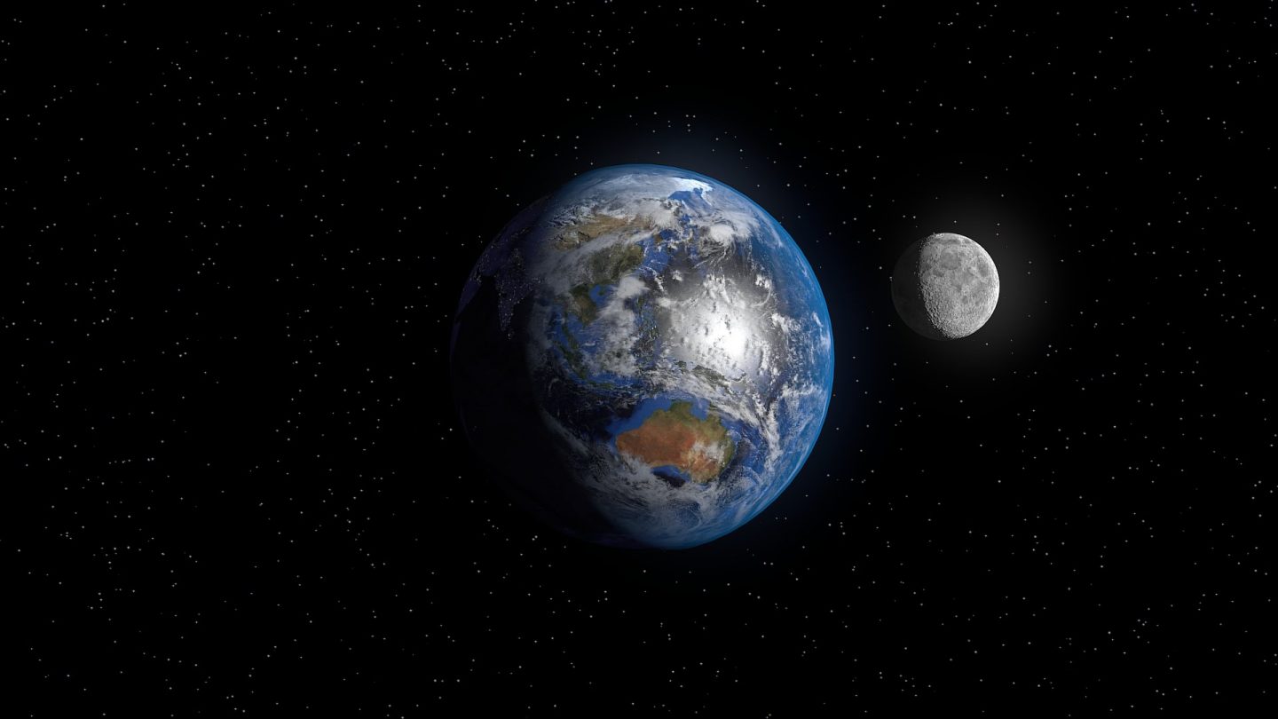 كم يبتعد القمر عن الارض سنويا؟