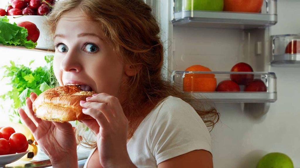 هل يسبب تناول الطعام ليلًا زيادةً في الوزن؟
