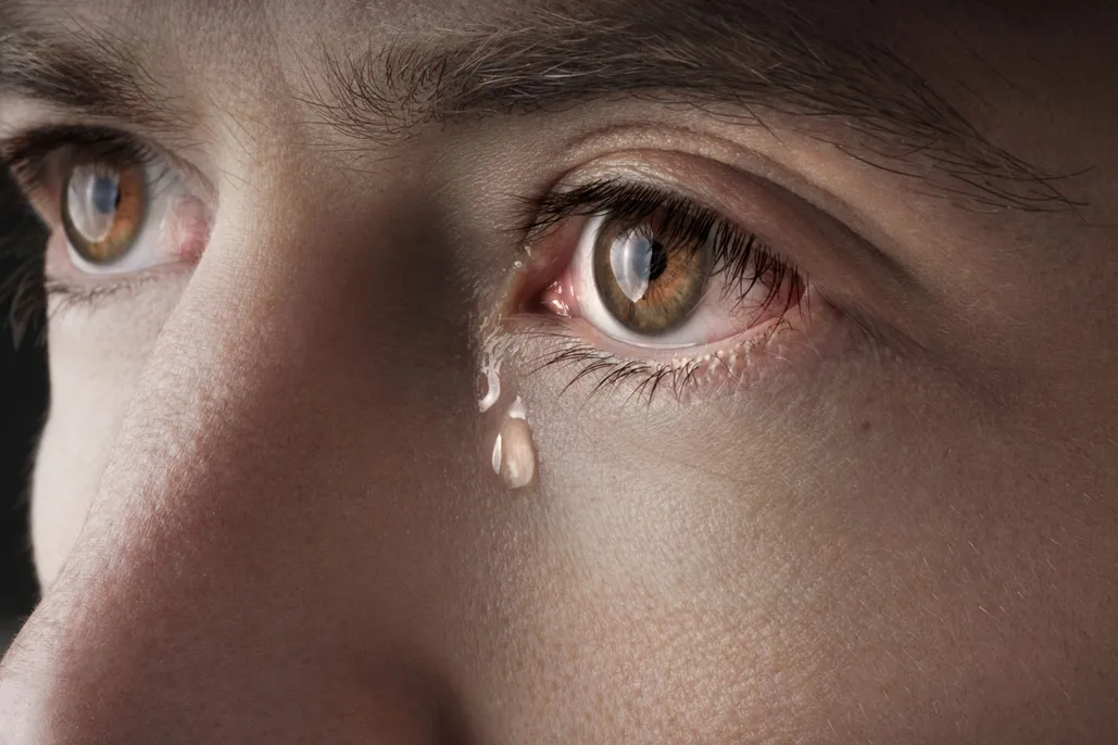 لماذا نبكي؟ أنماط البكاء وأنواع الدموع وفوائدها
