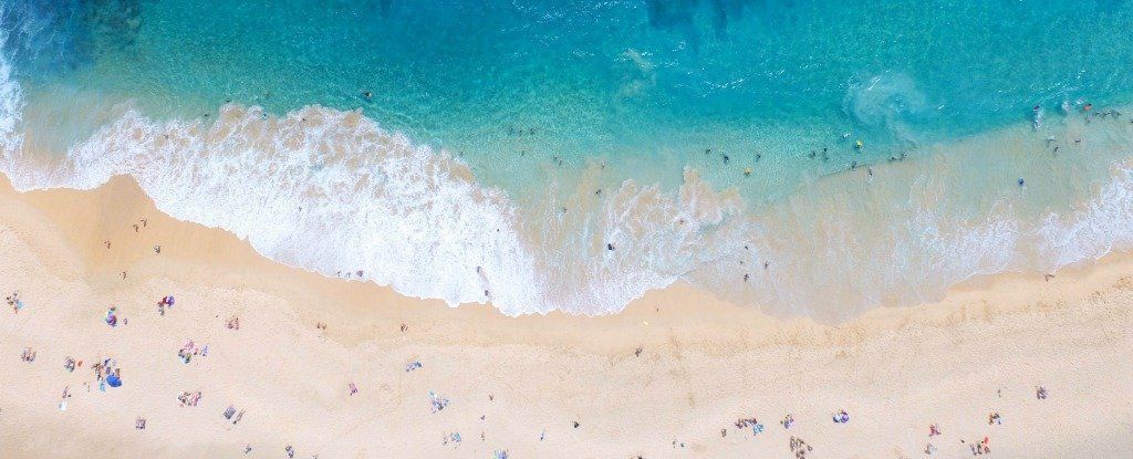 الشواطئ الاستوائية البيضاء مثل هاواي تخفي سرًا قذرًا في الرمال