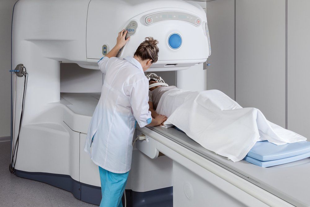 ما الفرق بين التصوير المقطعي المحوسب (CT) والرنين المغناطيسي (MRI)؟