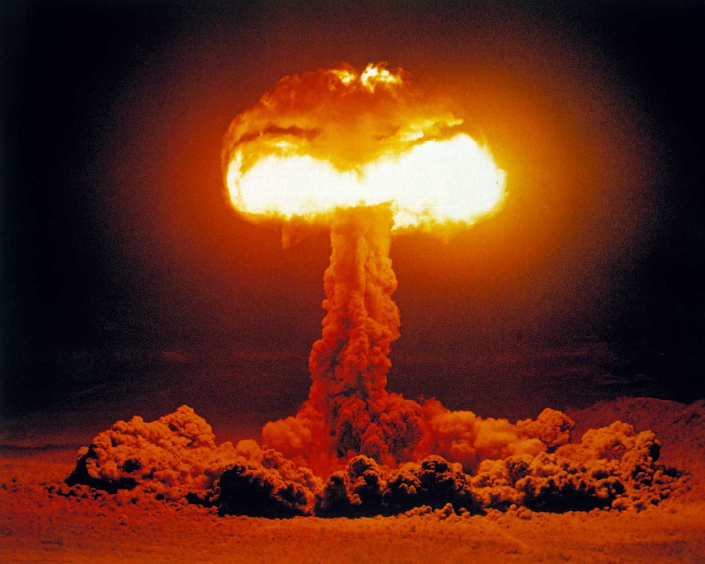 لماذا تشكل القنابل النووية سحبًا بشكل عيش الغراب؟