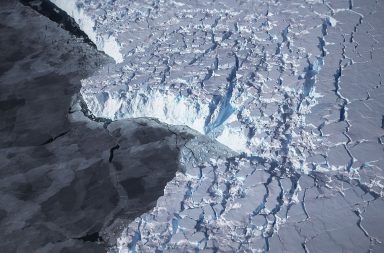 اكتشف الباحثون وجود نهر ضخم يمتد نحو 460 كيلومترًا تحت الجليد، أي أطول من نهر التيمز في المملكة المتحدة! نهر تحت الغطاء الجليدي في القطب الجنوبي