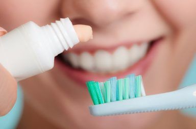 كيف تختار أفضل معجون أسنان طبي للأسنان الحساسة