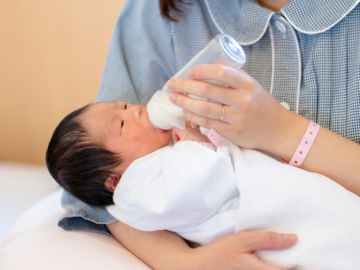 لماذا لا يستطيع الرضع شرب الماء؟ ومتى يمكنهم شربه؟