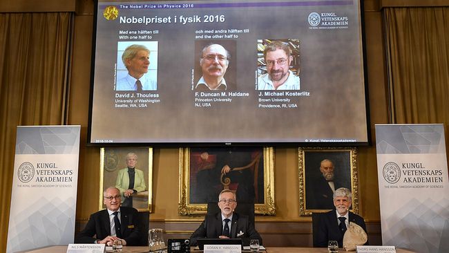 فوز ثلاثة علماء بريطانيين عاملين في الجامعات الأمريكية ب جائزة نوبل ل الفيزياء على عملهم في مجال الطوبولوجيا