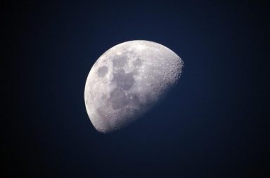 عثر العلماء على أدلة تخص تشكل القمر عن طريق دراسة الغازات النبيلة. يضع هذا الاكتشاف قيودًا إضافيةً على النظرية الشائعة المُسماه (الاصطدام العملاق)