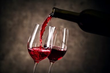 النبيذ يحمي من الشيخوخة - الريسفيراترول الموجود في النبيذ الأحمر - هرمون الإستروجين - تنشيط بروتينات السيرتوين المقاومة للشيخوخة