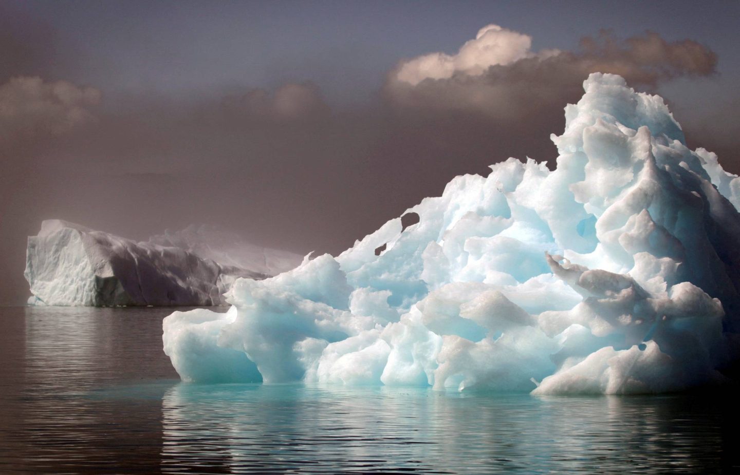 جبل جليدي عملاق تعرض للانقسام بفعل التيارات المحيطية القوية