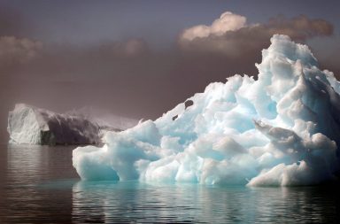 انقسم الجبل الجليدي العملاق الذي يطلق عليها اسم A68a تعرف باسم الجبل الجليدي المجدول وذلك بسبب شكلها المستطيل في المحيط المتجمد الجنوبي
