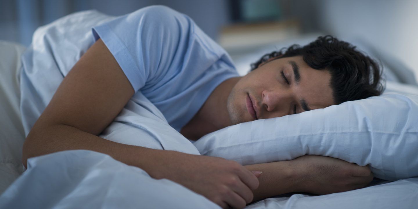كيف يؤثر نومك على نظامك الغذائي؟ وهل تؤدي قلة النوم للسمنة؟