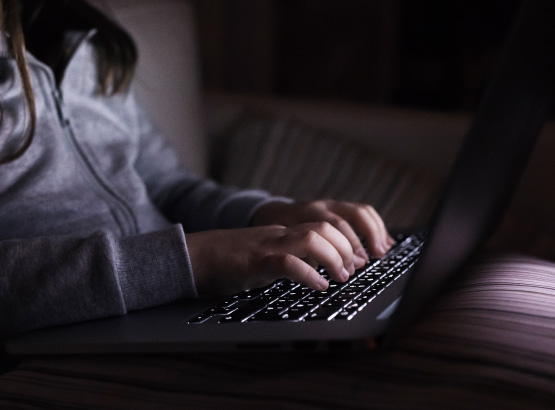 كيف تحمي أطفالك من الإساءة الجنسية على الإنترنت؟