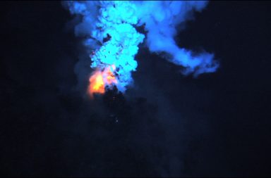 كيف تنفجر البراكين في أعماق البحار - الانفجارات البركانية غير المرئية في قاع محيطات العالم - النشاط البركاني الذي يحدث في قاع المحيطات