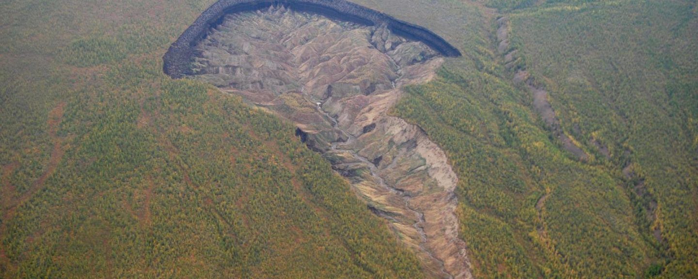 حفرة ضخمة تظهر في سيبيريا وتزداد اتساعًا