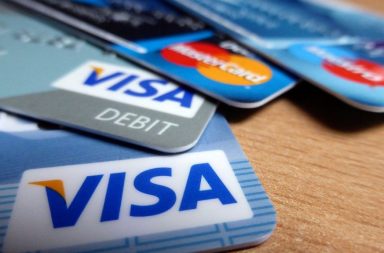 بطاقات الخصم - بطاقات دفع تخصم النقود مباشرةً من الحساب الجاري للعميل لتغطية ثمن مشترياته - حمل نقود سائلة أو شيكات مصرفية مادية