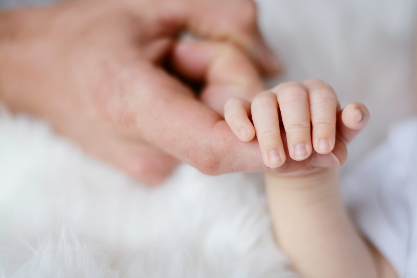 طول أصابع الطفل يشير إلى مستوى معيشة الأم!