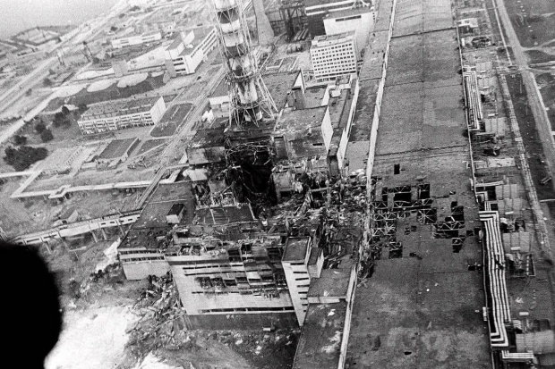 المهندسون على وشك وضع درع حماية هائل على موقع انهيار مفاعل تشيرنوبيل ، لكن هل يفي ب الغرض ؟