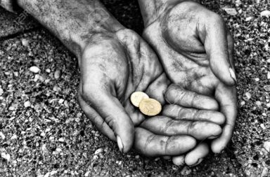 الحالة الاجتماعية التي يعاني فيها الفرد شح الموارد اللازمة من أجل البقاء على قيد الحياة - ما هي أسباب الفقر وما أنواعه؟ وما هي السمات التي يعرف بها الفقر