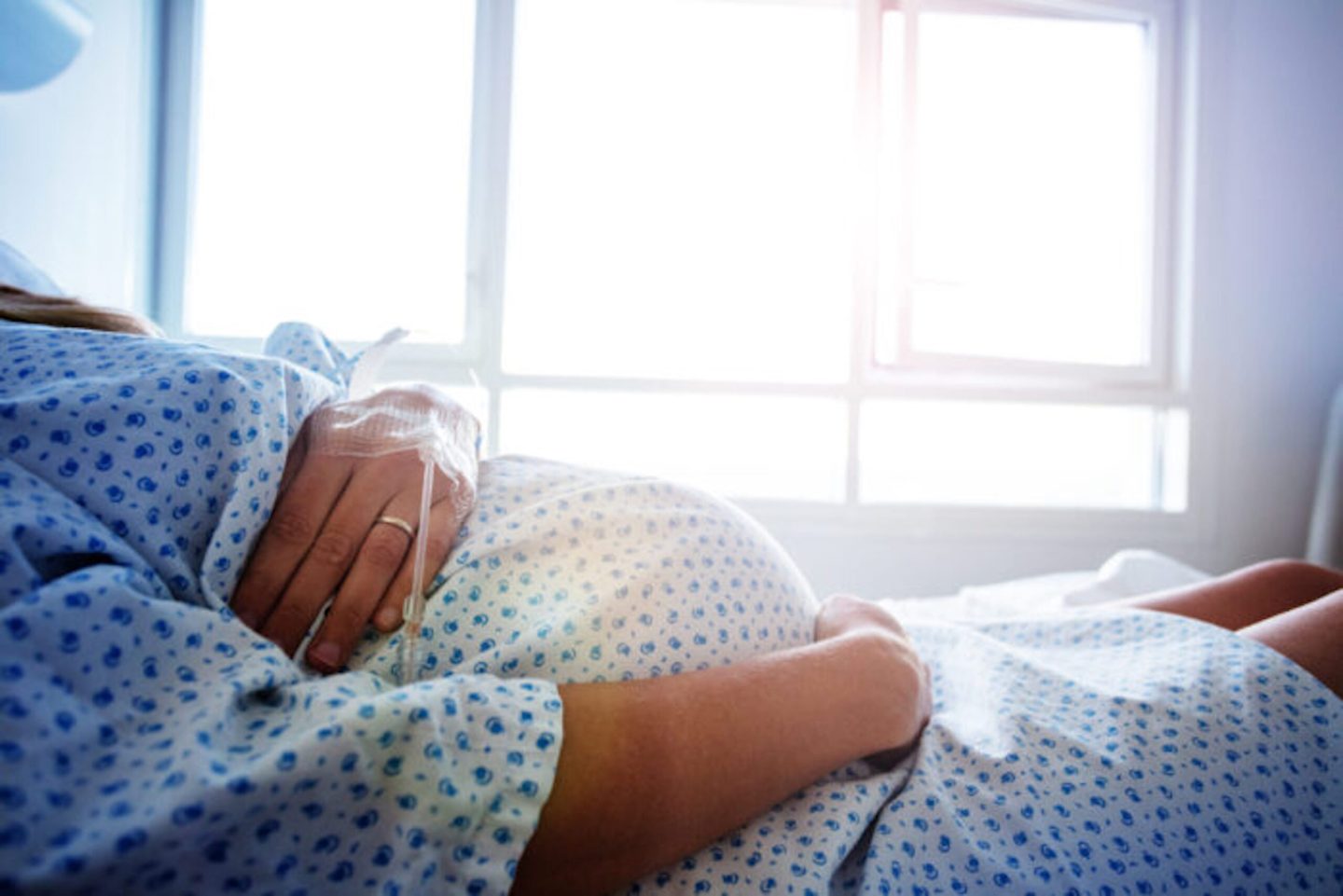 استخدام المواد الحاوية على فلور في أثناء الحمل يزيد من مخاطر السمنة لدى الأطفال