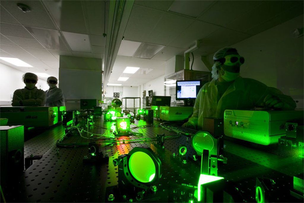 انجاز فيزيائي: ضوء أكثر سطوعًا من الشمس بمليار مرة في المختبر