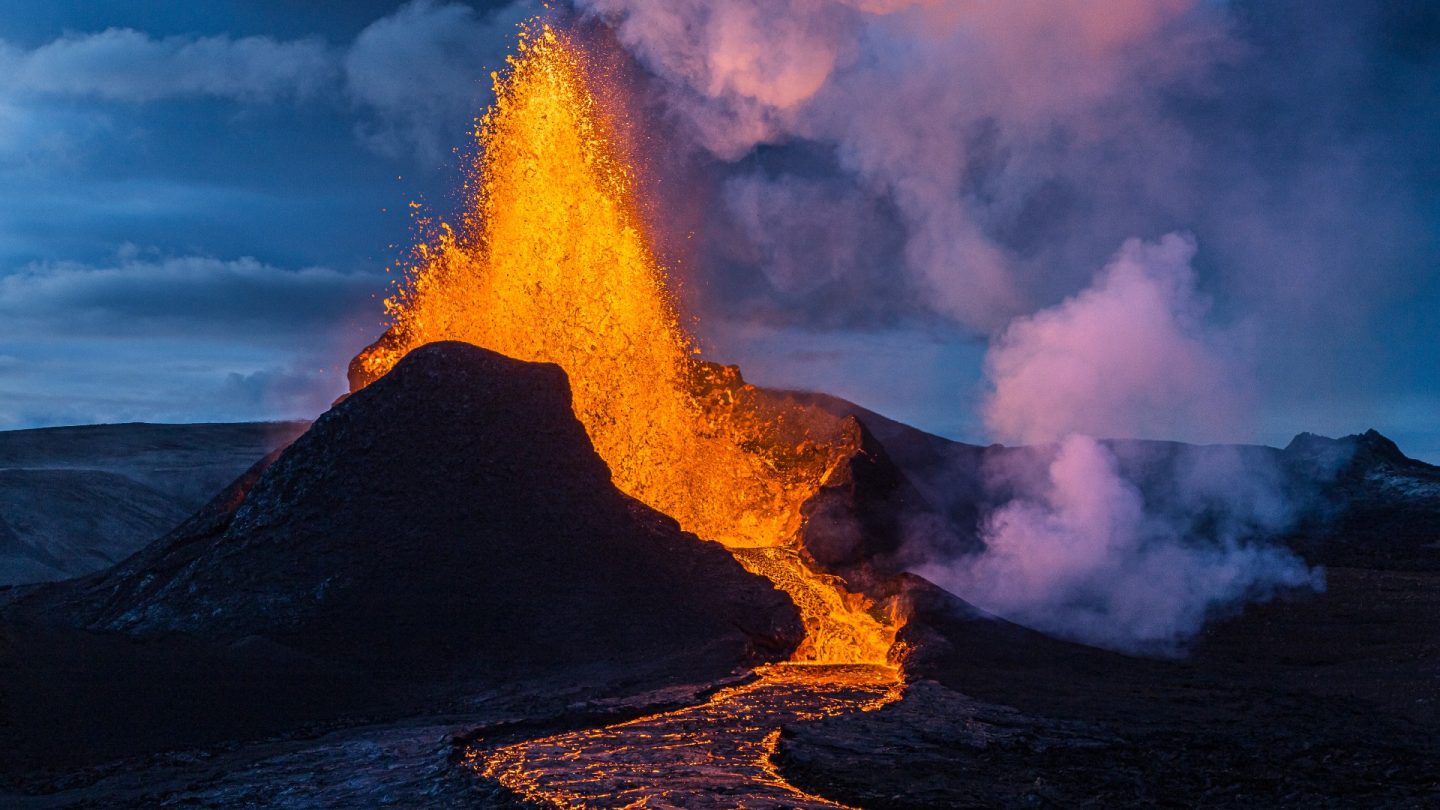 ما هي مخاطر أكبر بركان نشط في العالم؟