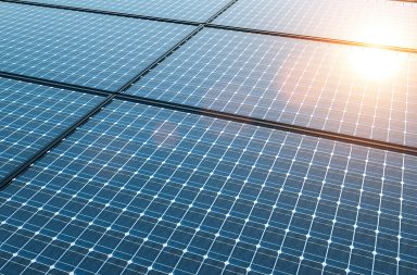 تلقت تقنيّات الطاقات المتجددة مثل الخلايا الشمسية اهتمامًا واسعًا خاصة بعد سعي العالم لتقليل انبعاث الكربون. سبق جديد في تقنية الخلايا الشمسية