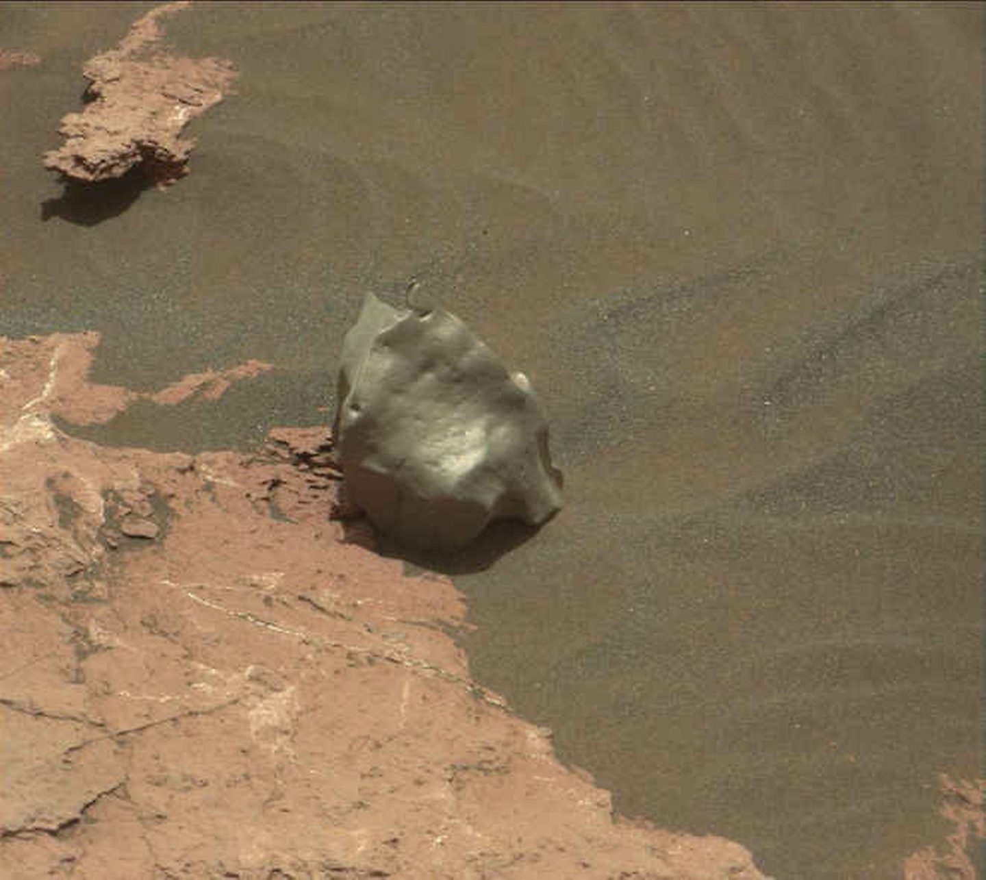 العثور على صخرة غريبة الشكل على سطح كوكب المريخ