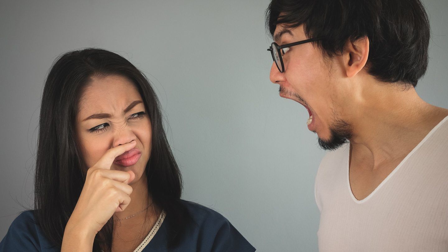 ما هي أسباب رائحة الفم الكريهة وكيف يمكن تجنبها؟