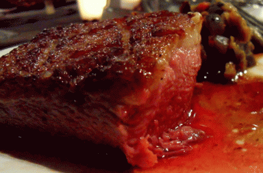 هل السائل الأحمر في اللحوم دم متجمع أم أنه من مصدر آخر؟