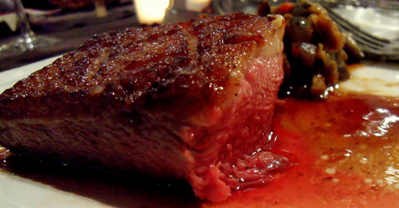 السائل الأحمر في اللحوم: هل هو دم متجمع أم شيء آخر؟