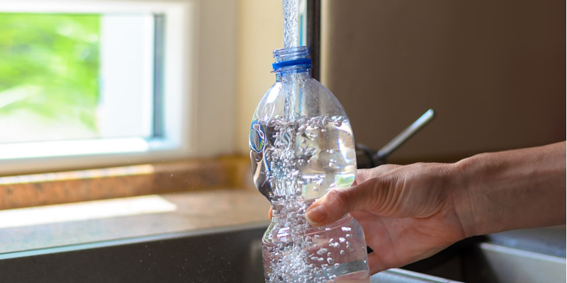 هل من الآمن إعادة استخدام العبوات البلاستيكية؟ - ما مدى أمان إعادة استخدام عبوات المياه البلاستيكية - إعادة استخدام عبوات المياه