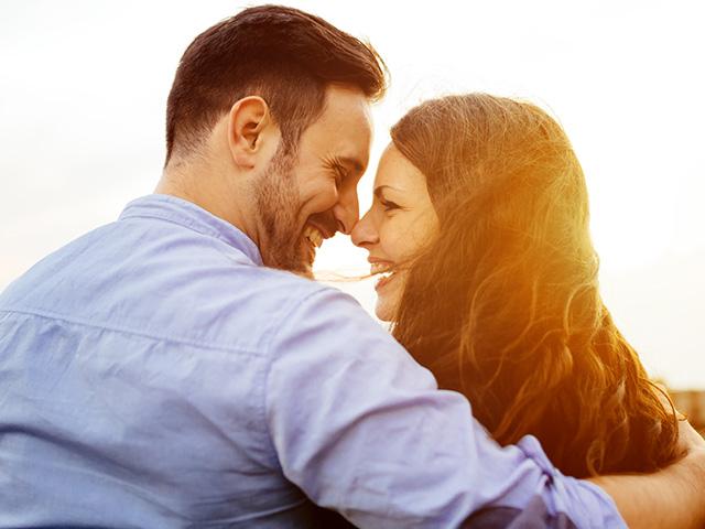 ما سر السعادة الزوجية - المرونة العاطفية - العائلات السعيدة - العائلات المتماسكة - تنظيم العواطف - السعادة بين الأزواج - الحياة السعيدة