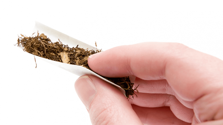 هل السجائر الملفوفة يدويًا (العربية) أقل ضررًا من تلك المصنعة؟
