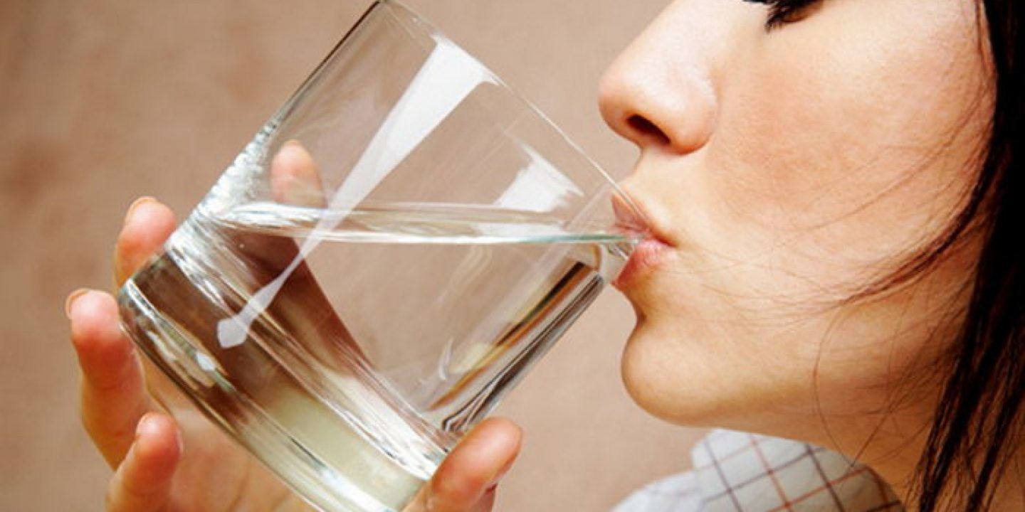 ماذا لو استبدلنا المشروبات اليومية بالماء، هل نخسر من وزننا؟