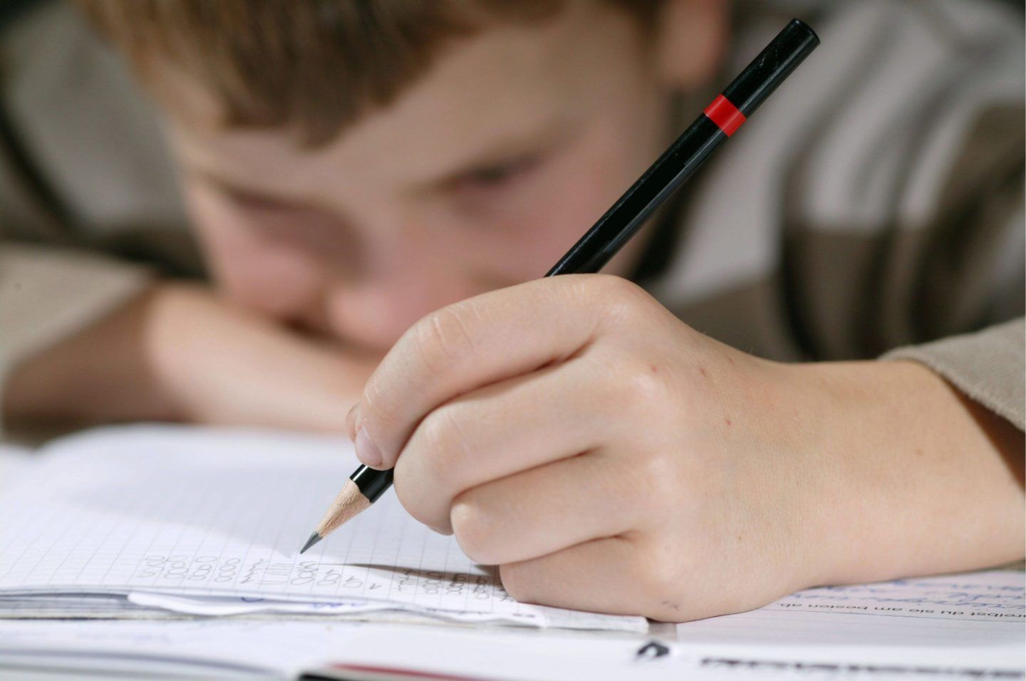 خبراء يحذرون: لم يعُد الأطفال قادرين على الإمساك بالأقلام للكتابة