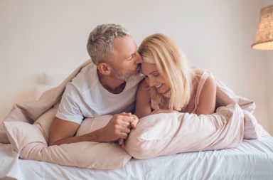 كيف يؤثر انقطاع الطمث في ممارسة الجنس؟ نصائح لممارسة الجنس في أثناء انقطاع الطمث. ما تأثير انقطاع الطمث في الرغبة الجنسية؟