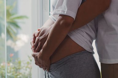 هل وضعية ممارسة الجنس في أثناء الحمل مهمة؟ واحدة من أكثر الخرافات المنتشرة هي أن ممارسة الجنس في أثناء الحمل يمكن أن تحفز المخاض بالفعل، فما حقيقتها؟