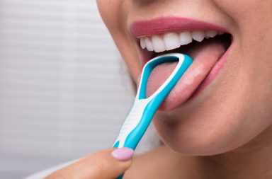 يُعد اللسان هدفًا للبكتيريا مثل الأسنان تمامًا، على الرغم من عدم تعرضه لخطر التسوس نفسه. كيف يُنظف اللسان؟ ما أهمية تنظيف اللسان