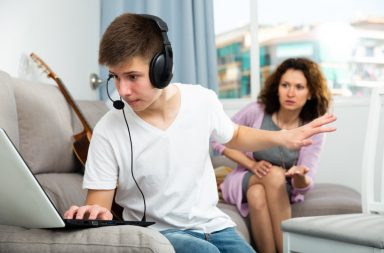 بالاضطرابات الناتجة عن ألعاب الفيديو واضطرابات الاستخدام غير المحدد للإنترنت. هل يمكن علاج الإدمان على الإنترنت لدى المراهقين؟