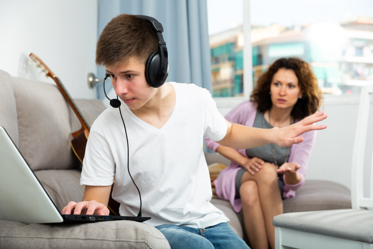 هل يمكن علاج الإدمان على الإنترنت لدى المراهقين؟