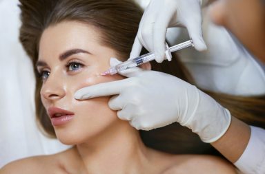 تُعد الجراحة التجميلية خيارًا مناسبًا لكنها مكلفة، وقد تأخذ وقتًا طويلًا لتزول آثارها، وهذا ما يجعل العديد من الناس يتجهون إلى البوتوكس والفيلر الجلدي