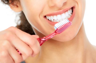 كيف تنظف أسنانك بطريقة صحيحة - تنظيف أسنانك - فُرشاة الأسنان - أكثر تقنيات تنظيف الأسنان فعالية - الاعتناء وغسيل أسنانك بانتظام